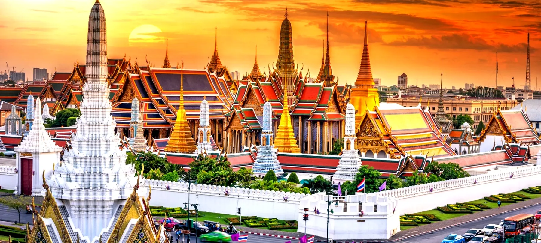 Old Bangkok temples near Tara Place Hotel